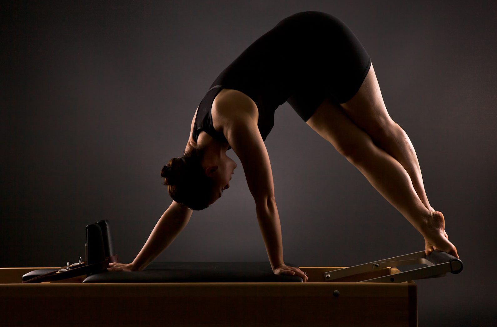 Mujer entrenando Pilates Reformer en Active Pilates, Providencia
